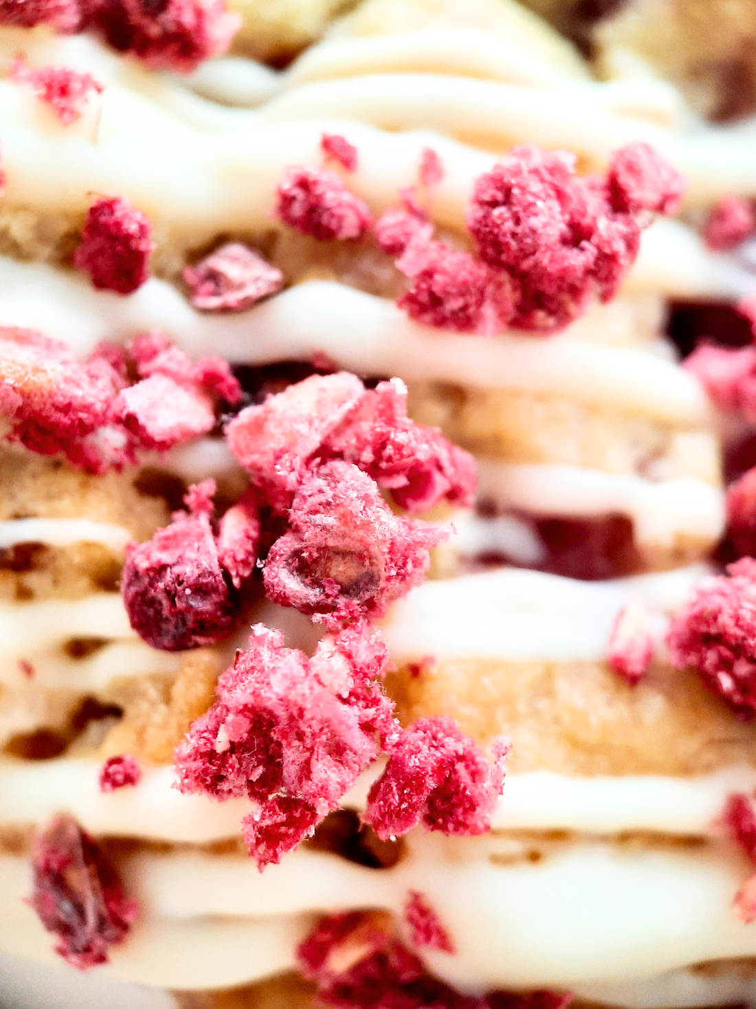 Onze heerlijke cookie met frambozen vulling, gevriesdroogde frambozen en vegan witte chocolade zorgen voor een onweerstaanbare smaaksensatie.