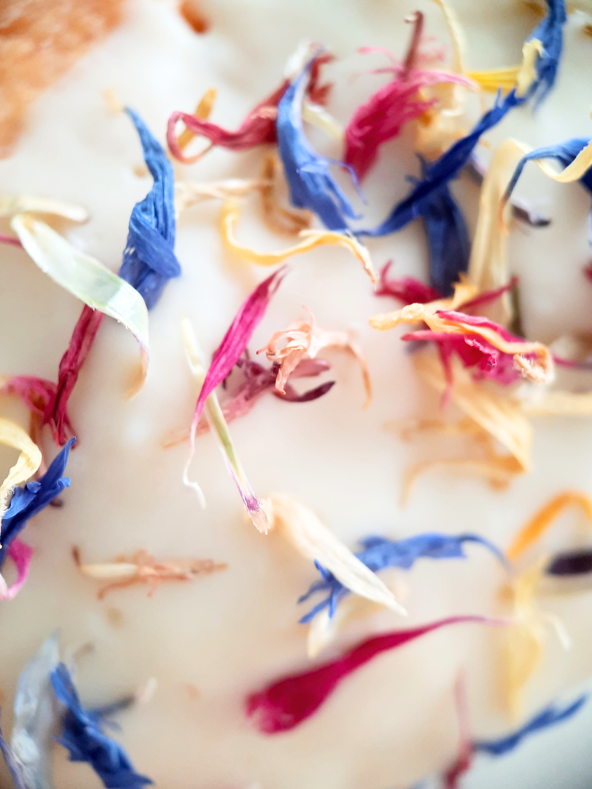 Laat je verassen door de verrukkelijke combinatie van passievrucht vulling, vegan witte chocolade en een vleugje gedroogde bloemen.